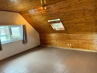 Rustig gelegen dakappartement van 47m² met 1 slaapkamer (11m²), terras van 18m² en garagebox. Het appartement is gelegen op de 2de verdieping van een klein gebouw zonder lift.<br />Vanop het ruime dakterras heb je een mooi uitzicht op de gemeenschappelijke tuin. Er werd recent een energiezuinige airco geplaatst voor verwarmen /koelen. Gunstig energielabel C.<br />Het appartement is beschikbaar vanaf 15/10/2025