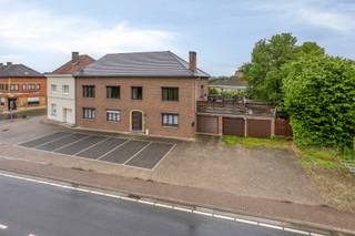 <p>Immo Pické biedt U dit uiterst gunstig en zeer ruim appartement (113m²) met grote ZOLDERRUIMTE gelegen in de onmiddellijke omgeving van winkels, scholen, openbaar vervoer en de belangrijkste verbindingswegen. Het appartement beschikt daarnaast over:<br />- 2 gesloten GARAGEBOXEN<br />- een ruim TERRAS<br />- een TUIN<br />- een volledige ZOLDER-verdieping die verschillende mogelijkheden biedt (83m²).<br /><br />We betreden het lichtrijke appartement via een centrale inkomhal met vestiaire en gastentoilet. Deze hal geeft uit op een leuke woonkamer met aangrenzend terras (46m²) en een uitgeruste keuken. Daarnaast vinden we nog een nachthal, een tweede afzonderlijk toilet, 3 slaapkamers, een badkamer en een berging.<br />Vanuit de woonkamer en het terras hebben we een prachtig zicht op de voorliggende weilanden en velden. Bijgevolg is het appartement uitermate geschikt voor personen die houden van ruimte, licht, een vlotte bereikbaarheid en een ruim terras met tuin.</p>