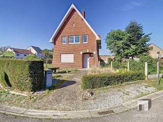 <p><span>Deze charmante ruime woning in Halen/Zelem biedt u de perfecte combinatie van ruimte en licht. De woning beschikt over drie slaapkamers, een badkamer op de 1ste verdieping met ligbad en op de gelijkvloers een douchekamer. Met een bewoonbare oppervlakte van 154m² kan u de woning verder personaliseren als je droomwoning. De ruime leefruimte, keuken en de aansluitende zitruimte in de tussenbouw heeft veel natuurlijk lichtinval door de grote ramen.  De keuken is functioneel ingedeeld en biedt mogelijkheden voor moderne updates.</span></p><p><span> </span></p><p><span>Genieten kan je ook van de buitenruimte met haar 2 aangelegde zonnige terrassen en een indrukwekkende tuin van 1557m². De tuin biedt dus voldoende ruimte voor te tuinieren, spelende kinderen of eenvoudigweg ontspannen in de buitenlucht. </span></p><p><span>De twee garages, één inpandinge- en één grote losstaande garage zijn ideaal voor het stallen van voertuigen en/of fietsen of je kan deze ook gebruiken als extra opslagruimte. De woning heeft ook zonnepanelen, wat een aanzienlijke besparing op uw energiekosten kan opleveren. Het EPC Label D wil zeggen geen renovatieplicht en het asbestverslag is minimaal betreffende de golfplaten op de koterij.</span></p><p><span> </span></p><p><span>Deze woning is een uitstekende keuze voor gezinnen die op zoek zijn naar ruimte, comfort en een goede ligging. Mis deze kans niet om van deze woning uw thuis te maken. Graag een bezichtiging? Contacteer Yves rechtstreeks voor een afspraak op 0471 37 25 26 of via yves@immodiest.be</span></p>