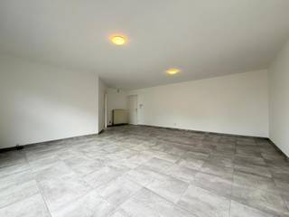 <p><strong>Energiezuinig appartement met o.a. 3 slpk en 2 aparte garageboxen. Op slechts 350m van centrum Beerse met alle faciliteiten vlakbij met vlotte verbinding naar E34. EPC: B-label (186 kWh/m²). Gemeenschappelijke kosten: 20,00 EUR (forfait). Beschikbaar vanaf 01/09/2026.</strong></p>
<p><strong>Ligging: </strong>Op slechts 350m van hartje Beerse met alle faciliteiten op wandelafstand. Vlotte verbinding naar E34 en nabijgelegen dorpen/stad. Kleinschalig gebouw van 4 units. Leefruimte op de westkant.<strong> <br /><br />Indeling: +2: </strong>inkomhal met vestiairehoek, leefruimte, keuken, berging, wasplaats, toilet, 3 slaapkamers, badkamer.<strong> Buiten: </strong>2 aparte garageboxen. <br /><br /><strong>Beschrijving: </strong>De traphal brengt je tot in de private inkomhal. Vooraan beschikt het appartement over een grote leefruimte met veel lichtinval en de avondzon. Naastgelegen bevindt zich de ruime keuken met groot raamkapel waar er ook nog ruimte is voor een extra eettafel. Aansluitend bevindt zich de berging. Verder geeft de hal nog toegang tot de wasplaats/berging, een apart gastentoilet en 3 ruime slaapkamers van respectievelijk 14, 9 en 9 m². Ten slotte beschik je nog over een ruime badkamer met bad, douche en dubbele lavabo. Achteraan beschik je over 2 over elkaar gelegen aparte garageboxen.<br /><strong><br />EPC: B-label (186 kWh/m²). Gemeenschappelijke kosten: 20,00 EUR (forfait). Beschikbaar vanaf 01/09/2026.<br /></strong></p>