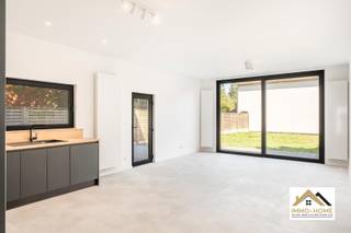 Deze volledige gerenoveerde woning met zonnepanelen is een perfecte buitenkans voor wie op zoek is naar een instapklare moderne woning, voorzien van alle moderne wooncomfort. De zwartmetalen voordeur zet meteen de trend : ze brengt je tot in een ruime inkomhal en een handige opbergruimte (met aansluitingen voor wasmachine). Via een tweede zwartmetalen glasdeur kom je tot in de zeer lichtrijke en volumineuze leefruimte met open keuken. Het aangename gevoel wordt gecreëerd door de combinatie van veel lichtinval en een verhoogd plafond. De keuken is uitgerust met alle moderne kookcomfort, en de tuin en het terras worden door het grote schuifraam ook visueel mooi met de living verbonden. Op de eerste verdieping vinden we een eerste heel ruime slaapkamer terug, net als een heel stijlvolle badkamer met zowel riante inloopdouche als ligbad. De verdieping erboven herbergt de twee volgende slaapkamers, en daarbovenop is er op de zolderverdieping nog ruimte voor een vierde slaapkamer. De tuin is volledig afgesloten, inclusief een stijlvol automatisch metalen poort. Het pand is zeer vlot bereikbaar, en gelegen op fietsafstand van het centrum van Gent. Op de oprit is er plaats voor meerdere wagens. Bezoekdag: 08/08: Inschrijven via mail naar tommy@immo-home.be, geen telefonische inschrijvingen! Volg ons op Fb en Insta. Voor meer info: www.immo-home.be. GRATIS SCHATTING & GRATIS FINANCIEEL ADVIES