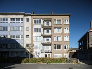 <strong>Een stijlvol éénslaapkamer-appartement in de Sportstraat, met een warm mid-century karakter en hedendaags wooncomfort.</strong><br /><br />Het appartement (<strong>BVO 102 m²</strong>) op de <strong>gelijkvloerse verdieping</strong> geniet van een open stadsbeleving dankzij het brede zicht op twee samenlopende woonstraten. Dit zorgt voor een aangename, warme lichtinval, de hele dag door.<br /><br />De residentie zelf, een <strong>kleinschalig en goed onderhouden gebouw met tien units</strong>, ademt het rustige, residentiële karakter van de Sportstraat.<br /><br />Binnen verbindt de <strong>centrale inkomhal</strong> met zithoek en vestiaire alle ruimtes van de woning. Aan de straatzijde ligt de <strong>leefruimte met eetplaats</strong>, waar het materiaalgebruik, de natuursteen en het originele schouwelement met strakke lijnen zorgen voor <strong>een tijdloze ‘60s-uitstraling</strong>.<br /> <br />De <strong>keuken</strong>, met <strong>wasplaats</strong>, ligt aan de achterzijde en biedt via een groot raam toegang tot de <strong>buitenruimte</strong> en de omgeving.<br /><br />De <strong>slaapkamer</strong> is zeer ruim en voorzien van <strong>grote raampartijen</strong>. De <strong>rustige oriëntatie</strong> maakt dit tot een aangename, stille plek.<br /><br />De <strong>badkamer</strong> is compact maar functioneel, uitgerust met <strong>douchebad</strong>, <strong>wastafel</strong> en geïntegreerde <strong>opbergruimte</strong>.<br /><br />De vernieuwde inkomhal, <strong>kelderbergingen</strong>, <strong>garageboxen (€ 40.000)</strong> en een gedeelde <strong>fietsenstalling</strong> creëren een praktische en aangename woonomgeving.<br /> <br />Het appartement, <strong>gelegen nabij Gent-Sint-Pietersstation en het stadscentrum</strong>, combineert hedendaags comfort met de authentieke charme van de jaren ’60: <strong>een evenwicht tussen vintage karakter en vernieuwde technieken, tussen eenvoud en warmte.</strong><br /> 