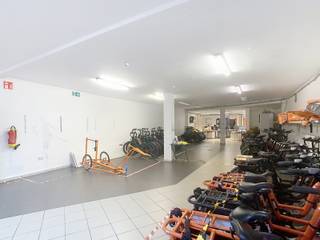 <p>Aan het begin van de Diestsesteenweg in Kessel-Lo, vinden we deze gelijkvloerse commerciële ruimte met tuin die tal van mogelijkheden biedt. <br /><br />Op een steenworp van het station van Leuven en net naast de legendarische speelgoedwinkel Mertens, op de drukke Diestsesteenweg met enorm veel passage, kortom, deze commerciële ruimte heeft alles in huis om uw professionele activiteit volledig open te laten bloeien. <br /><br />Voor een startende zaak of een uitbreidend kantoor, met 198m² vloeroppervlakte is er meer dan voldoende ruimte. Een ruime etalage met centrale deur schaft toegang tot de ruimte, die momenteel is opgedeeld in een grote ruimte (188m²), een WC (1m²) en een achterliggende ruimte (9m²), allemaal opgedeeld met gyproc wanden. Deze achterliggende ruimte geeft tevens toegang tot de tuin (60m²). <br /><br />De ruimte wordt verwarmd met een recente HR CV-ketel op gas met radiatoren. Ze kan volledig naar de hand van uw volgende zaak worden gezet. Aparte huisnummer en alle nutsvoozieningen zijn individueel. <br /><br />De huurprijs bedraagt €1950 per maand en de onroerende voorheffing wordt doorgerekend. <br /><br />Bent u op zoek naar een commerciële ruimte vlakbij Leuven?<br />Voor meer informatie of een bezoek kan u steeds contact opnemen via michelle.vanroy@living-stone.be.</p>