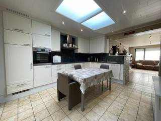 <p><strong>Verzorgde woning te koop in Wervik</strong><br /><br />Bent u opzoek naar een leuke woning  met centrale ligging,<br />2 slaapkamers verzorgde tuin en garage voor 2 auto’s, dan is dit de woning dat u zoekt. </p>

<p><br /><strong>Indeling </strong><br />gelijkvloers: inkomhal, apart toilet, leefruimte, open keuken, badkamer, Veranda, tuin, ruime garage<br /><br />1ste verdiep: 2 slaapkamers<br /><br /><strong>troeven</strong></p>

<ul><li>verzorgde woning</li><li>garage voor 2 auto’s</li><li>veel lichtinval</li><li>leuke tuin</li><li>goeie  centrale ligging </li><li>uitweg achteraan </li></ul>

<p><br />bij deze woning geldt de renovatieplicht<br />Dit is een vanafprijs</p>