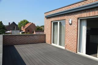 Zeer mooi duplex appartement van 141m² groot.op de 1ste verdiepingInkomhal met gastentoilet, ruime badkamer.Mooie woonkamer met aansluitend zeer...