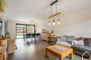 Ruime en energiezuinige gezinswoning met 4 slaapkamers, garage en tuin, gelegen in de Schutterswijk 8 te Watou!<br /><br />Indeling:<br /><br />Gelijkvloers: Inkomhal met apart toilet (4,5 m²), ruime leefruimte (30 m²), uitgeruste keuken (9 m²) met oven, spoelbak en vitrokeramische kookplaat, wasberging (10,1 m²) en garage (14 m²) met automatische sectionale poort. Verder beschikt de woning over een terras, tuin en tuinhuis (5,2 m²).<br /><br />Eerste verdieping: 4 slaapkamers (15 m², 10,24 m², 14,35 m² en 10 m²) en badkamer (6,2 m²) met ligbad, douche, wastafel en handdoekradiator.<br /><br />Tweede verdieping: Zolderruimte.<br /><br />Extra troeven: EPC B, asbestveilig, centrale verwarming op aardgas, regenwaterput van 10.000 liter en elektrische rolluiken<br />Keuringsattest elektriciteit: in aanvraag<br /><br />Een ideale gezinswoning in een doodlopende straat met alle nodige ruimte en comfort! Plan snel jouw bezoek in!