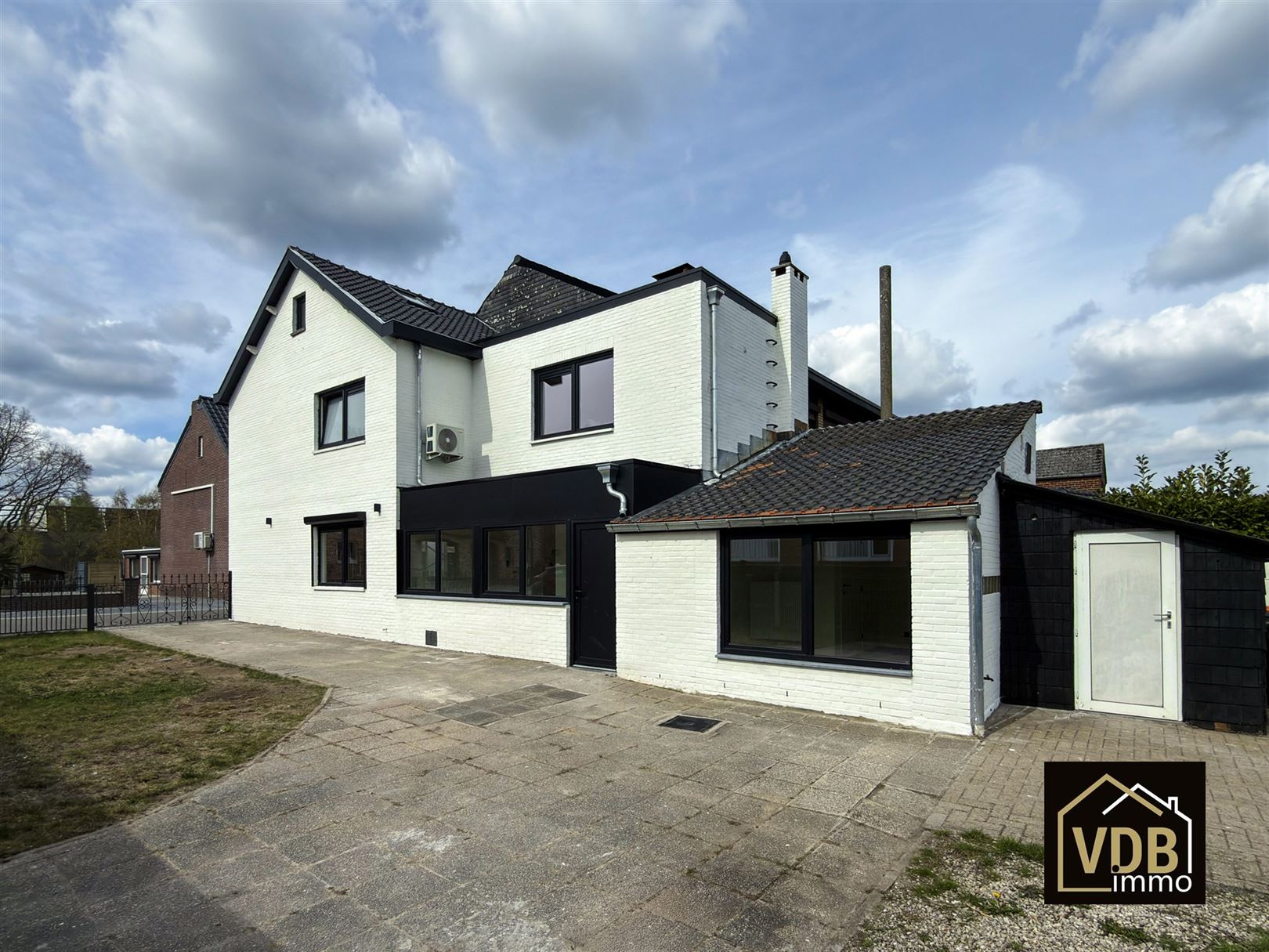 HALF OPEN BEBOUWING MET 4 SLAAPKAMERS EN GROTE GARAGE - foto 4