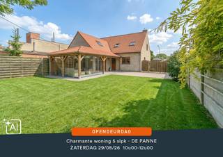 <strong>-- NIEUWE VOORWAARDEN -- MET INSTELPRIJS --</strong><br />De vermelde prijs is een instelprijs, nl. <strong>€ 380.000</strong>. De woning kan bezichtigd worden op <strong>zaterdag 29/08/2026 van 10u tot 12u</strong> waarbij de bezoekers de mogelijkheid krijgen om een bod/voorstel te doen op basis van de instelprijs en dit <strong>uiterlijk tot 10 dagen na het bezoekmoment</strong>.<br />Toch liever al eerder eens komen kijken? Zeker geen probleem, neem zeker contact op met Dirk. <br />DE PANNE: Gezinswoning met 4 slaapkamers (waarvan 1 gelijkvloers), bureauruimte, 2 badkamers en tuin op 1.250m² totale grondopp.<br />Bij het binnenrijden van De Panne, komende van Veurne, vindt u deze woning op zoek naar nieuwe eigenaars. Gelegen net buiten het centrum, maar vlak bij natuurgebied, duinen en strand. Ook sporthal, voetbalveld en fietsroutes zijn makkelijk bereikbaar. Via het einde van de Veurnestraat bereikt u snel de Zeelaan, het commerciële hart van De Panne, met vlotte verbinding naar Markt en zee.<br />De huidige eigenaar kocht de woning meer dan 30 jaar geleden en voerde doorheen de jaren diverse renovaties uit. In 2010 werden o.a. keuken en badkamer vernieuwd, en in 2017 kreeg de woning een volledig nieuw dak.<br />Indeling:<br />Gelijkvloers: inkomhal, gezellige woonkamer met zit- en eetplaats en cassette, volledig ingerichte keuken (Amerikaanse koelkast, gaskookplaat, vaatwasser, veel kastruimte), sas met achterdeur, ruime slaapkamer met dressing, badkamer (ligbad, douche, dubbele lavabo), apart toilet, berging en garage met automatische poort.<br />1e verdieping: nachthal, 3 slaapkamers, bureauruimte, recente badkamer (2024) met douche, wastafel en toilet, berging.<br />2e verdieping: zolderberging.<br />Extra’s: centrale verwarming op aardgas (ketel 2010), nieuw dak met 18 cm isolatie, houten ramen met hoogrendementsglas, regenwaterput (15.000 l), elektrische rolluiken, onmiddellijk bewoonbaar (opfrissing nodig).<br />Deze woning is ideaal voor zowel ouderen (dankzij slaapkamer en badkamer op het gelijkvloers) als jonge gezinnen met nood aan meerdere slaapkamers.<br />Buiten: parkeermogelijkheid vooraan voor 4 wagens, zijdelingse toegang naar terras en tuin, aangelegd terras met tuinhuis, diepe tuin met extra bergruimte. Dankzij de grootte van de tuin is er altijd wel een zonnig plekje te vinden.<br />De foto's met "AI" vermeld, zijn foto's die bewerkt werden om een voorbeeld te geven hoe de woning kan worden ingericht/gerenoveerd.
