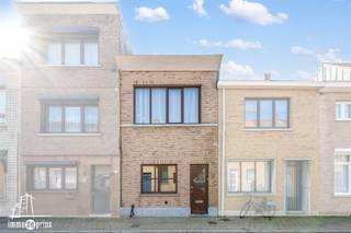 Charmante rijwoning met 4 slaapkamers, ideaal als starterswoning of interessante investering.De woning is praktisch ingedeeld en smaakvol...