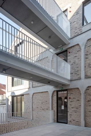 In het project Coost zijn er momenteel 14 erkende assistentiewoningen die momenteel verhuurd zijn en die als investering te koop worden aangeboden.<br /><br /><span><strong>De aankoopprijzen starten van 271.640 euro tot 431.240 euro. Geniet ONMIDDELLIJK van rendementen van 3,64% tot 4,00%</strong></span><br /><br />De assistentiewoningen werden gebouwd in een uniek historisch gebouw, centraal gelegen in Oostende. De assistentiewoningen, met één of twee slaapkamers, zijn ruim ontworpen en voorzien van alle hedendaags comfort. De uitstekende locatie, de vlotte bereikbaarheid, de nabijheid van buurtwinkels en het woonzorgcentrum Sint-Elisabeth staan garant voor een aangename woonomgeving en vlotte verhuur. Bij de aankoop van een erkende assistentiewoning om er zelf te wonen of te verhuren geniet u bovendien van diverse fiscale voordelen.<br /><br />Wenst u meer info, neem rechtstreeks contact met onze verkoper Ronny Heughebaert op 0470 95 08 04 voor een afspraak terplaatse.