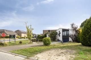 In de Bloemendaalstraat ter hoogte van nummer 11 vinden we deze splitlevel, open bebouwing op een perceel van 7a 52ca terug.Via de nabijgelegen Grote...