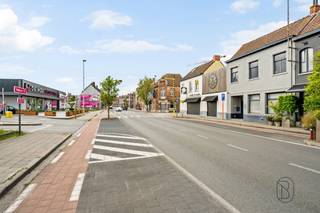 Op een uiterst commerciële ligging, recht tegenover het Shopping Center van Deinze, bevindt zich dit veelzijdige handelspand met woonst. Dankzij de uitstekende zichtbaarheid, vlotte bereikbaarheid en talrijke parkeermogelijkheden in de omgeving vormt dit pand de ideale uitvalsbasis voor zelfstandigen, vrije beroepen en ondernemers.<br /><br />De eigendom werd voorheen uitgebaat als tandartspraktijk en beschikt over een functionele indeling die zich moeiteloos laat aanpassen aan diverse professionele activiteiten. Denk hierbij aan een praktijkruimte, kantoor, consultancybureau, schoonheidsinstituut of andere commerciële doeleinden. De ruime handelsruimte op het gelijkvloers biedt tal van mogelijkheden om uw zaak optimaal uit te bouwen.<br /><br />Op de verdieping bevindt zich een comfortabele woonst met een ruime leefruimte en twee volwaardige slaapkamers. Hierdoor combineert deze eigendom het beste van twee werelden: professioneel ondernemen op een zichtlocatie én aangenaam wonen op dezelfde locatie.<br /><br />Gelegen aan de Guido Gezellelaan 27 in Deinze, geniet u hier van een strategische ligging vlak bij winkels, openbaar vervoer, invalswegen en alle dagelijkse voorzieningen.<br /><br />Bent u op zoek naar een handelspand met woonst in Deinze waar locatie, ruimte en mogelijkheden samenkomen? Contacteer ons vandaag nog voor meer informatie of een bezoek ter plaatse.<br /><br />Te koop via Immo Beguin, jouw vastgoedexpert sinds 2009, met kantoren in Ronse, Waregem, Kortrijk, Deinze, Doornik en Lessines.<br />Meer info of bezoek aanvragen via: marijn@immobeguin.be