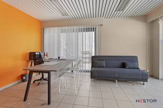 Deze prachtige opbrengsteigendom in Zele is ideaal voor wie op zoek is naar een half open bebouwing met alle comfort en ruimte. Het gebouw bestaat...