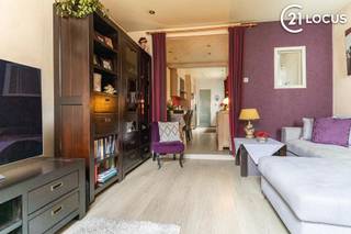 <p>Welkom in jouw toekomstige thuis: een gezellige, gesloten bebouwing in het schilderachtige Rupelmonde, perfect voor starters die op zoek zijn naar comfort, sfeer én ligging.</p>
<p><strong>Locatie &amp; bereikbaarheid</strong></p>
<ul>
<li>Rustige straat, op korte afstand van winkels en scholen — alles wat je nodig hebt zit in de buurt.</li>
<li>Openbaar vervoer vlot bereikbaar: haltes nabij voor een vlotte verbinding naar omliggende steden.</li>
<li>Voor wie ontspanning zoekt is er niets beter dan wandelen langs de dijk of de Rupelmondse Kreek: een prachtige wandelroute (~7,8 km) met natuur, stilte en prachtige uitzichten.</li>
</ul>
<p><strong>Woning &amp; inrichting</strong></p>
<ul>
<li>3 ruime slaapkamers: ideaal voor jonge gezinnen, gasten, of als thuiswerkruimte.</li>
<li>Knus en smaakvol ingericht — warm, uitnodigend en klaar om in te trekken.</li>
<li>Gesloten bebouwing: je hebt privacy, maar zonder je geïsoleerd te voelen.</li>
</ul>
<p><strong>Rust &amp; ontspanning buiten de deur</strong></p>
<ul>
<li>Wandelroutes langs de Schelde en de ringdijk bieden rust, natuur en ontspanning op een steenworp afstand.</li>
<li>Voor natuurliefhebbers de Rupelmondse Kreek route: ideaal om tot rust te komen in groen en waterrijke omgeving.</li>
</ul>
<p><strong>Ideale starterswoning</strong></p>
<ul>
<li>Behoorlijke omvang zonder onnodige overbodigheid — handig, praktisch en gezellig.</li>
<li>Lage instapkosten: de inrichting is al aanwezig, je hoeft je alleen nog maar te settelen.</li>
<li>Een plek waar je vrienden met plezier langs komen, waar thuis echt thuis is.</li>
</ul>
<p></p>
