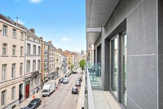 Idéalement situé rue de Livourne à Bruxelles, cet agréable appartement se trouve au deuxième étage. Avec une surface habitable de 59 m² et une terrasse attenante, ce logement offre un cadre de vie confortable et agréable.<br /><br />En entrant, vous accédez au hall d’entrée qui donne accès aux différentes pièces à vivre. La cuisine ouverte communique avec le salon, qui bénéficie d’une agréable luminosité naturelle grâce à ses grandes baies vitrées. Depuis le salon, vous avez un accès direct à la terrasse attenante, un endroit idéal pour se détendre ou profiter de l’extérieur.<br /><br />L'appartement dispose d'une chambre et d'une salle de bains. Le logement est loué non meublé, ce qui vous permet de l'aménager entièrement selon vos goûts et votre style.<br /><br />PEB C<br />Charges communes : 90 € par mois