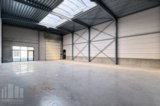 Nouvelle unité PME d'une superficie de 240 m² à louer, bénéficiant d'un emplacement exceptionnel le long de la zone commerciale Brusselbaan à Hekelgem (Affligem).<br /><br />L'espace de stockage est équipé d'une grande porte sectionnelle, d'une baie vitrée (3 m x 3 m), d'une verrière et d'une hauteur libre de 6 m, idéale pour le stockage/la production/l'atelier. De plus, l'entrepôt est équipé de services publics (eau, électricité et données), d'une salle de douche avec possibilité de raccordement à des toilettes. L'entrepôt fait partie de la phase III du projet de construction de PME « ID Park bis ».<br /><br />Installez votre entreprise dans l'ID Park bis, dans un emplacement extrêmement central et facilement accessible grâce à la proximité de l'E40 (6 min). <br />Présence de 3 places de parking privatives (incluses dans le prix). <br /><br />Contactez PANORAMA B2B pour des informations (techniques) complémentaires, des plans ou une visite sans engagement au 0477 07 30 30.