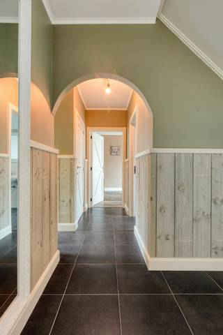 Deze prachtige vrijstaande woning combineert ruimte, comfort en karakter op een unieke manier. Indeling als volgt:De ruime inkomhal geeft uit op...