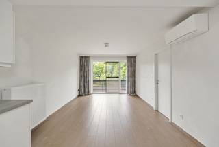 <h3>Volledig gerenoveerde assistentiewoning met zicht op parktuin in Kapellen</h3>
<p>Deze instapklare assistentiewoning, volledig gerenoveerd in 2024, bevindt zich op de eerste verdieping van Residentie Lindenhof, in een groene en rustige omgeving op wandelafstand van het centrum van Kapellen. Dankzij de grote raampartijen geniet het appartement van een aangename lichtinval en een uniek uitzicht op de prachtig aangelegde parktuin. Hier woont u zelfstandig, met de mogelijkheid om gebruik te maken van diverse gemeenschappelijke diensten in een warme, sociale en veilige omgeving.</p>
<p><strong>Indeling van het appartement (ca. 48 m²):</strong></p>
<ul>
<li>
<p>Inkomhal met praktische berging</p>
</li>
<li>
<p>Volledig vernieuwde keuken</p>
</li>
<li>
<p>Lichte woonkamer met toegang tot een gezellig terras met zicht op het groen</p>
</li>
<li>
<p>Ruime slaapkamer met ensuite-badkamer voorzien van lavabo, douche en toilet</p>
</li>
<li>
<p>Airconditioning aanwezig in de woonruimte voor optimaal comfort</p>
</li>
</ul>
<p><strong>Troeven van Residentie Lindenhof:</strong></p>
<ul>
<li>
<p>Permanente 24/24 bijstand via oproepsysteem</p>
</li>
<li>
<p>Crisiszorg en overbruggingszorg beschikbaar</p>
</li>
<li>
<p>Woonassistent ter plaatse</p>
</li>
<li>
<p>Gebruik van gemeenschappelijke ruimtes en dagelijkse koffie/thee in het salon</p>
</li>
<li>
<p>Toegang tot culturele activiteiten en animatie</p>
</li>
<li>
<p>Kapper, manicure, pedicure, kinesitherapie, maaltijdservice, onderhoud en technische dienst beschikbaar op aanvraag</p>
</li>
<li>
<p>Verwarming, koud en warm water, en brandbeveiliging inbegrepen in de basisdiensten</p>
</li>
</ul>
<p>Deze volledig gerenoveerde assistentiewoning uit 2024 biedt modern comfort, rust en een sterk gemeenschapsgevoel op een uitstekende locatie in Kapellen. De aanwezigheid van airco, het mooie uitzicht en de uitgebreide zorgdiensten maken dit een ideale woonoplossing of investering. Het appartement is momenteel <strong>verhuurd.</strong> Contacteer ons gerust voor meer informatie of een bezoek via 03 535 12 75.</p>
<ul>
<li>
<p><strong>BEWOONBARE OPPERVLAKTE:</strong> De vermelde “bewoonbare oppervlakte” is gebaseerd op de “bruikbare vloeroppervlakte” zoals vermeld in het EPC.</p>
</li>
</ul>