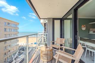 Prachtig 2 slaapkamerappartement met ruim zonneterras te koop, gelegen op de zesde verdieping van de residentie Sandpiper. Dit ruim appartement is volledig instapklaar en beschikt over een prachtig zijdelings zeezicht en een ruim zuid-west gericht terras.<br />U bevindt zich op absolute toplocatie, vlakbij het casino, de Zeedijk en de winkelstraten.<br />Tevens beschikt het appartement over een privatieve kelderberging en gemeenschappelijke fietsenberging.<br /><br />Indeling:<br />- inkomhall<br />- lichtrijke leefruimte (gevelbreedte van 6,6m)<br />- ruim zonneterras van waar u geniet van een fenomenaal zicht op zee<br />- open geïnstalleerde keuken<br />- berging met aansluiting wasmachine<br />- badkamer met inloopdouche en dubbele wastafel<br />- twee ruime slaapkamers met ingemaakte kasten<br /><br />Troeven:<br />- topligging ! vlakbij zee, winkels en openbaar vervoer<br />- prachtig zeezicht<br />- zonnig appartement<br />- ruim terras<br />- 6,6m façade<br />- privé kelder<br /><br />Bent u op zoek naar een instapklaar 2 slaapkamerappartement met zijdeling zeezicht en terras te koop te Middelkerke? Aarzel niet en leg vandaag nog uw bezoek vast!<br /><br />Bestuursmaatregelen in het maatregelenregister: nee