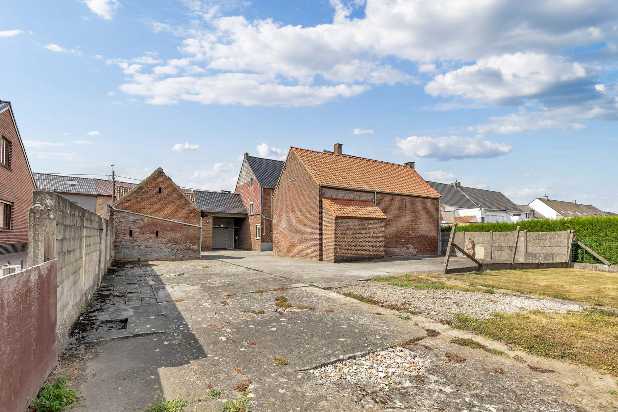 Charmante, te renoveren boerderij met opslagplaats - foto 4