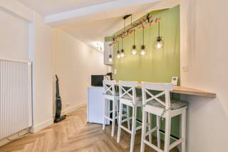 Ontdek dit gezellige, volledig gerenoveerde gelijkvloerse appartement vlak bij de zeedijk in Wenduine — de ideale uitvalsbasis voor wie wil genieten van rust, comfort en de zee. Dit instapklare appartement werd in 2023 volledig vernieuwd en afgewerkt met kwalitatieve materialen. <br /><br />Het appartement is perfect gelegen in het charmante Wenduine, de Prinses der Badsteden. Op wandelafstand vindt u onder andere het commerciële centrum, de halte van de Kusttram en het strand.<br /><br />Het appartement beschikt over een lichtrijke woonkamer met een prachtig vernieuwde en ingerichte keuken. De badkamer is modern uitgerust met een regendouche, lavabomeubel met mengkraan, verlichte spiegel, elektrische handdoekdroger en extra kastruimte. Daarnaast is er een apart toilet voorzien. De nachthal verbindt alle ruimtes en is eveneens afgewerkt met een onderhoudsvriendelijke laminaatvloer. Verder is er een mooie slaapkamer aanwezig die verrassend veel comfort biedt met een dakkoepel met automatische verduistering, ingebouwde kasten en een houten schuifdeur.<br /><br />Kortom: een perfect afgewerkt en praktisch appartement op een topligging vlak bij de zee — ideaal als tweede verblijf, investering of compacte vaste woonst.<br /><br />De vermelde prijs is een richtprijs; elk bod wordt voorgelegd aan de eigenaar, die het recht behoudt om dit te aanvaarden of te weigeren.<br /><br />Neem voorsprong met een vrijblijvende en gratis schatting van uw eigendom via:<br />http://www.residentievastgoed.be/gratisonlineschatten