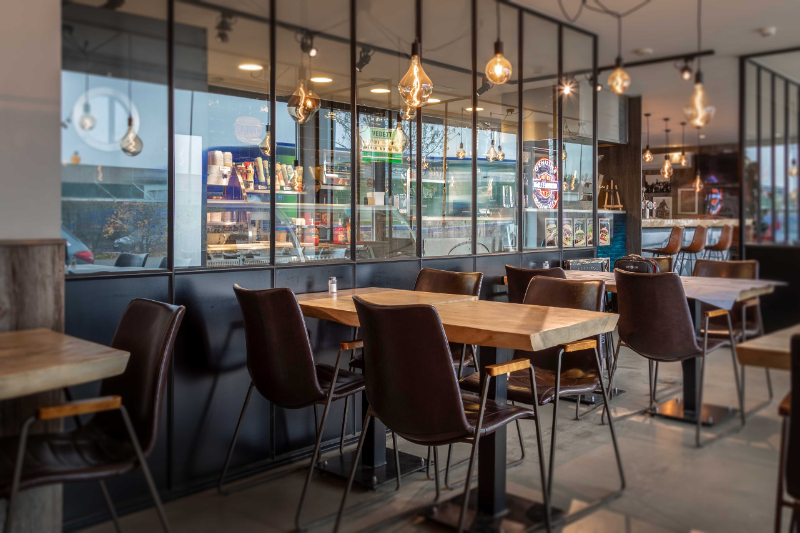 Roeselare-stadsrand. Unieke instapklare  RESTO-FRITUUR met verbruikszaal  voor 50-60 personen van +/-145m2 + terras en parking. - foto 1