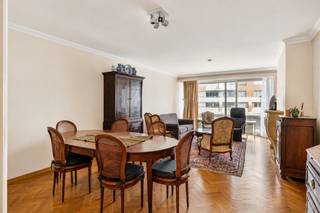 In het bruisende centrum van Ninove vindt u dit goed onderhouden en instapklare appartement, ideaal gelegen met zicht op Ninia Shopping. Dankzij de centrale ligging geniet u hier van alle comfort, winkels, horeca en openbaar vervoer op wandelafstand.<br /><br />Bij het betreden van het appartement komt u binnen via een aangename en praktisch ingedeelde inkomhal. Deze geeft toegang tot de lichtrijke leefruimte, waar grote raampartijen zorgen voor een ruimtelijk gevoel. Aansluitend bevindt zich de ingerichte keuken, voorzien van een extra bergplaats met ingemaakte kasten.<br /><br />Verder beschikt het appartement over twee comfortabele slaapkamers, een apart toilet en een badkamer. Zowel aan de voor- als achterzijde is er een terras aanwezig, waardoor u op elk moment van de dag van een aangename buitenruimte kunt genieten. Bovendien is er op de zolderverdieping nog een ruime private berging voorzien.<br /><br />Ook energetisch scoort dit appartement bijzonder goed met een gunstig EPC-label B van 128 kWh/m². Daarnaast is het appartement asbestveilig, uitgerust met centrale verwarming op aardgas en voorzien van dubbele beglazing.<br /><br />De ligging is zonder twijfel een grote troef: recht tegenover Ninia Shopping, vlak bij tal van winkels, diensten en openbaar vervoer. Het stadspark bevindt zich op slechts 400 meter en het station van Ninove op amper 800 meter.<br /><br />Een ideaal appartement voor wie comfortabel, centraal en zorgeloos wil wonen op een toplocatie in Ninove.<br />Voor meer informatie of een bezoek ter plaatse, contacteer ons via 054 23 53 83 of info@localsvastgoed.be.