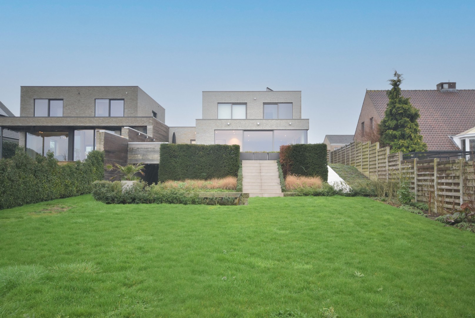 Ruime recente halfopen bebouwing met panoramisch verzicht - foto 2