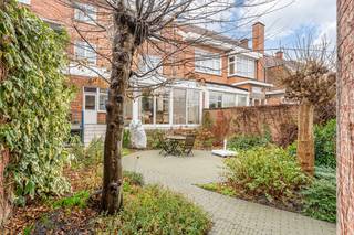 Koning Albertlaan / Koningin Astridlaan : mooie brede woning met aparte zij-ingang en garagebox nabij het Station van Leuven, het Park...