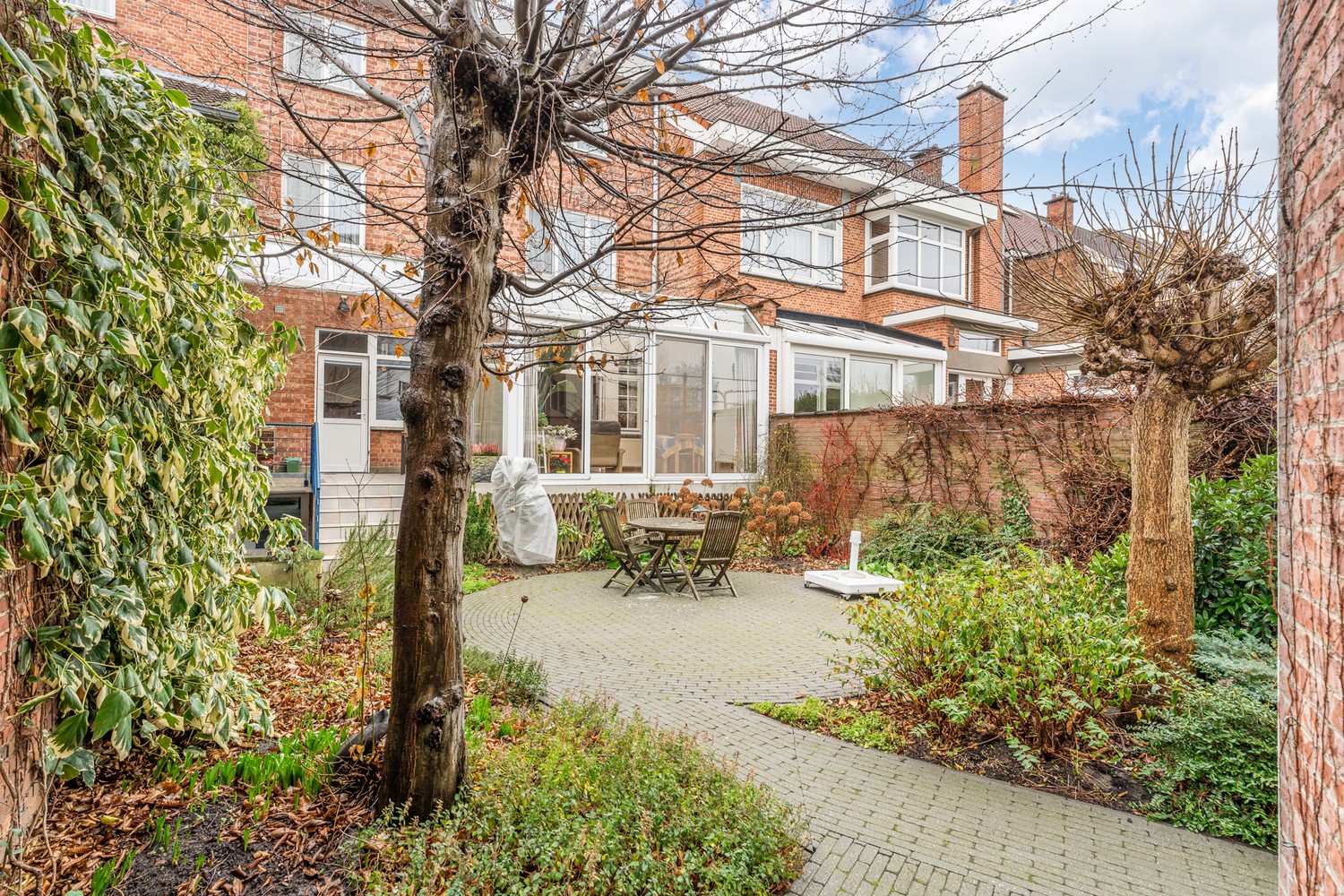 Mooie brede woning met aparte garagebox op TOP-locatie ! - foto 2