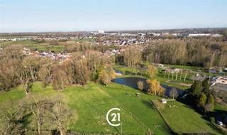 <p>Ce terrain d'une superficie de 5,51 centiares offre une opportunité intéressante tant pour les particuliers que pour les promoteurs.</p><p>Le terrain convient à la réalisation d'une maison unifamiliale, mais offre également un potentiel pour le développement d'une maison multifamiliale. Un permis a déjà été approuvé par le passé pour la construction de deux appartements, chacun composé de deux étages complets.</p><p>Situé dans un quartier agréable et calme, avec un accès facile aux voies d'accès, aux commerces, aux écoles et aux transports publics.</p><p>Caractéristiques:<br />Surface : 5a 51ca<br />Convient pour une maison unifamiliale<br />Possibilité pour une maison multifamiliale<br />Autorisé pour 2 appartements<br />Bonne accessibilité<br />Intéressant pour un investissement ou un terrain de projet</p><p>Contactez-nous pour plus d'informations ou pour une visite du site.</p>