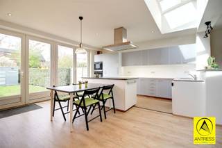 Gegeerde wijk Molenveld/ Elsdonk! Perfect onderhouden energiezuinige en volledig instap klare gezinswoning met Zuidwest geörienteerde tuin!Gelegen in...