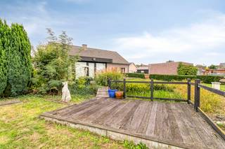 Dit alleenstaande huis is gelegen in een rustige buurt te koop in Nieuwenhove (Waregem) en kan genieten van een mooie grondoppervlakte van 1.992m². De woning heeft veel potentieel door de aangename ruimtes.INDELINGInkomhal - apart toilet - ruime leefruimte met open haard - keuken - bijkeuken - badkamer ( ligbad, toilet , lavabo) - slaapkamer 1 - slaapkamer 2 Er is een ruime zolder boven waar nog 3 kamers kunnen voorzien worden.ALGEMEN INFO- zolder met dakisolatie- overal dubbel glas- overal rolluiken - centrale verwarming: stookolieInteresse in deze woning te koop in Waregem (Nieuwenhove)? Contacteer ons voor meer info of een bezoek via 056 605 605!