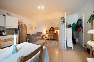 SAINT-GILLES – Ideally located, in a charming building, We Invest offers you this 1-bedroom apartment with balcony of approximately 41m² composed...