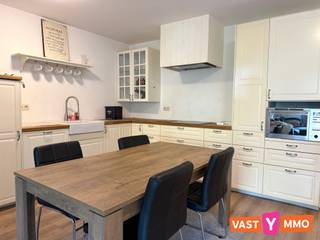 <p><span>Dit aangename gelijkvloers appartement maakt deel uit van een verzorgde residentie. Dankzij de ligging nabij het centrum van Essen zijn winkels en andere voorzieningen vlot bereikbaar.</span></p><p><span>Indeling: </span></p><p><span>Via de inkomhal en de gang in het verlengde ervan, kom je in de leefruimte. Hier is voldoende plaats voor een comfortabele zithoek en een eettafel. De open keuken sluit mooi aan bij de leefruimte en is uitgerust met een keramische kookplaat, dampkap, oven, spoelbak, vaatwasser en koelkast met vriesvak. Via de achterdeur heb je rechtstreeks toegang tot het terras, dat deels overdekt en deels open is. Absoluut een fijne plek om buiten te zitten. Het appartement beschikt over twee slaapkamers (8 m² en 9 m²). De ramen van beide slaapkamers geven uit op een gemeenschappelijke binnenruimte/gang en zorgen dus niet voor rechtstreekse buitenverluchting. De ruime badkamer is ingericht met een inloopdouche, toilet en lavabo. Daarnaast zijn er aansluitingen voorzien voor een wasmachine en droogkast.</span></p><p><span>Inclusief een ondergrondse autostaanplaats en een kelderberging (nr. 4).</span></p><p><span>Het appartement is volledig rolstoel toegankelijk. </span></p><p><span> </span></p><p><span>Vaste kosten € 70/maand </span></p><p><span>Beschikbaar 01/11/2026.</span></p>