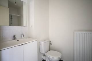 In a recent building, very well located, studio (39 m²) on the first floor on the left, consisting of a living room, without separate kitchen...