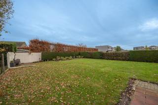 Deze te renoveren woning biedt de ideale mogelijkheid om werk en wonen te combineren. Het kappersgedeelte kan makkelijk ingenomen worden voor...