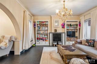 In een rustige woonstraat in Waregem (Beveren-Leie) bevindt zich deze ruime woning op een perceel van 676 m². De buurt is residentieel en rustig...