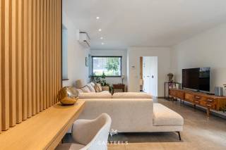 Bezoekdag op zaterdag 24 oktober 2026, uitsluitend na afspraak. <br /><br />In een rustige en kindvriendelijke woonomgeving in Wondelgem bieden wij deze hedendaagse BEN-woning aan, opgetrokken in halfopen bebouwing in 2020. De woning onderscheidt zich door een strakke architectuur, een kwalitatieve afwerking met hoogwaardige materialen en doordacht maatwerk, wat resulteert in een uitzonderlijk wooncomfort. De witte gevel, verfijnd met warme houten accenten aan de gevel en de garagepoort, geeft de woning een eigentijdse uitstraling. Achter deze gevel bevindt zich een instapklare gezinswoning waarin functionaliteit en esthetiek op harmonieuze wijze samengaan.<br /><br />Leefkeuken met karakter<br />De open leefkeuken vormt het hart van de woning. Een marmeren achterwand, een centraal eiland met dubbele spoelbak en discreet geïntegreerde designverlichting bepalen het verfijnde karakter van deze ruimte. Ze leent zich zowel voor het dagelijkse gezinsleven als voor het ontvangen van familie en vrienden.<br /><br />Doordachte indeling en hoogwaardig maatwerk<br />De woning biedt een bewoonbare oppervlakte van 158 m² en heeft een bijzonder functionele indeling. Op de verdieping bevinden zich drie slaapkamers. Eén ervan is momenteel ingericht als multifunctionele ruimte, met ingemaakte kasten, een bureau en een geïntegreerd opklapbed. Dankzij de uitgekiende inrichting en de ruime natuurlijke lichtinval kan deze kamer zowel als bureau, slaapkamer of logeerkamer worden gebruikt.<br /><br />De badkamer is eigentijds ingericht met een inloopdouche en een dubbel wastafelmeubel. De aansluitingen voor de plaatsing van een bad zijn reeds voorzien. Zowel op het gelijkvloers als op de verdieping bevindt zich een afzonderlijk toilet.<br /><br />Doorheen de woning werd gekozen voor onderhoudsvriendelijke keramische vloeren met vloerverwarming, aangevuld met airco. Accenten in marmer en eik en talrijke kamerhoge maatkasten zorgen voor een rustig en kwalitatief geheel, waarbij de beschikbare ruimte optimaal wordt benut.<br /><br />Troeven op een rij:<br />Instapklaar<br />Ingebouwde koffiecorner<br />Verfijnd maatwerk en hoogwaardige materialen<br />Vloerverwarming en airco doorheen de woning<br />Energiezuinige BEN-woning met zonnepanelen en laadpaal (thuisbatterij niet inbegrepen)<br />Geïntegreerd alarmsysteem<br /><br />Buitenruimte en garage<br />Achteraan geniet u van een aangenaam aangelegd terras en een onderhoudsvriendelijke tuin, omringd door groen. Een tuinhuis biedt bijkomende bergruimte. De inpandige garage biedt plaats aan een wagen en fietsen en staat rechtstreeks in verbinding met de woning.<br /><br />Ligging<br />De woning is gelegen in Wondelgem, ten noordwesten van Gent. De rustige, kindvriendelijke woonomgeving gaat hier samen met een vlotte bereikbaarheid van de belangrijkste invalswegen en het openbaar vervoer. Ook voor gezinnen is de ligging bijzonder gunstig. De Daltonschool (ca. 650 m) en basisschool Klimrek Van Belle (ca. 800 m) bevinden zich op korte wandel- of fietsafstand. Een apotheek, huisarts, park, speeltuin en supermarkten zoals Colruyt en Carrefour Express liggen allemaal binnen een straal van ongeveer één kilometer.<br /><br />Kortom: Een energiezuinige gezinswoning met een hoogwaardige afwerking, veel maatwerk en een uitzonderlijk praktische ligging.