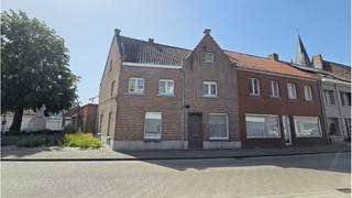 Op te frissen 5-slaapkamerwoning met GARAGE, TERRAS en BINNENTUIN op een centrale ligging in het centrum van Rudddervoorde, op wandelafstand van de Markt, diverse winkels en openbaar vervoer. Een unieke opportuniteit om deze woning met een uitstekende en soldie structuur en basis naar jouw hand te zetten en om te vormen naar een eigentijdse gezinswoning met modern wooncomfort. Zo creëert u hier ongetwijfeld een fantastische meerwaarde! ** ** Omvat een inkom, living, keuken, bureel, kelder, wasplaats, 5 slaapkamers, badkamer met douche, zolder, garage, terras en een binnentuin. ** Vastgoedinformatie in aanvraag ** #leukwone #Ruddervoorde #Oostkamp ** ** Bruikbaren vloeroppervlakte _ _ _ m² ** Totale grondoppervlakte 287 m²