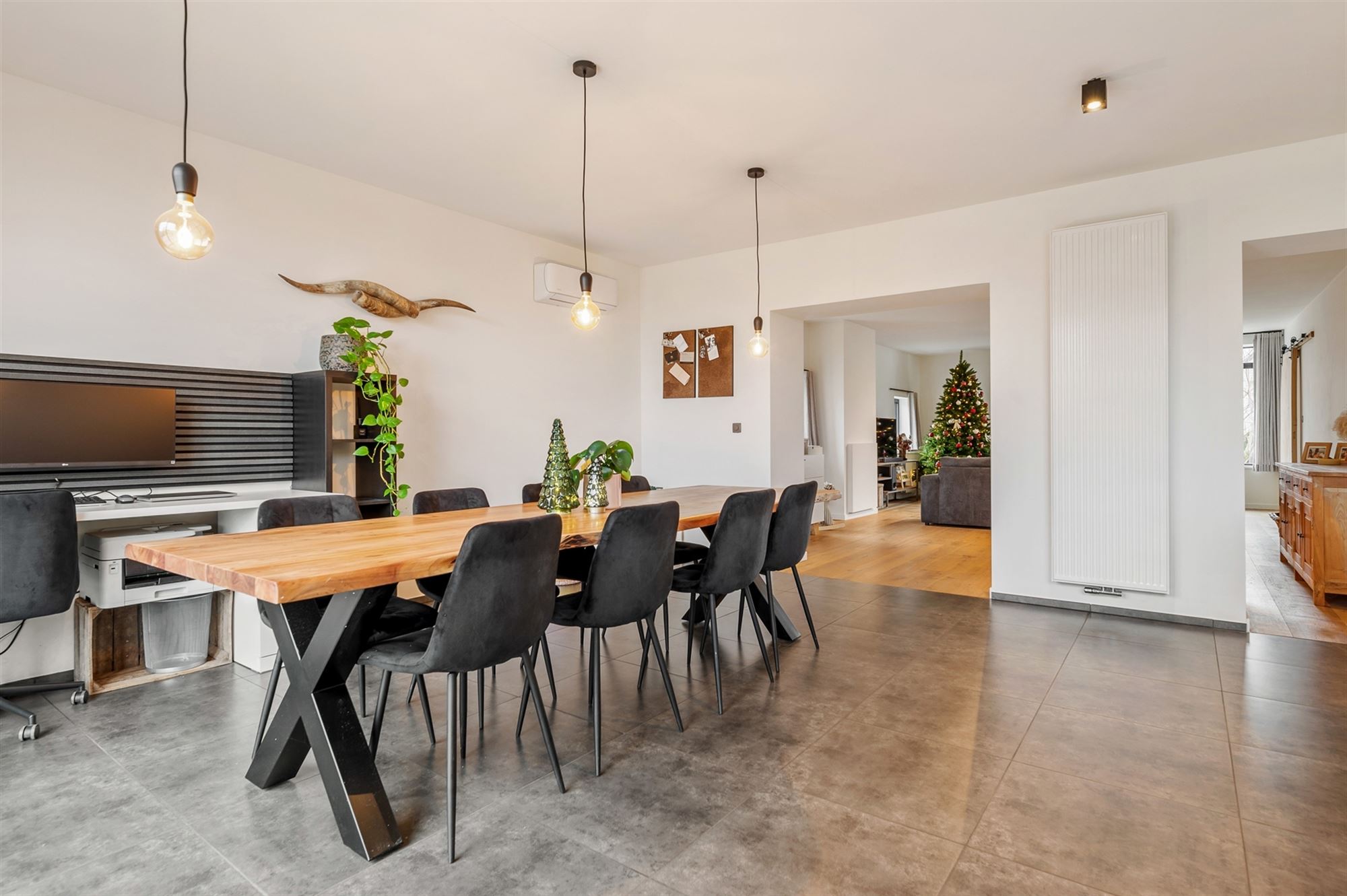 PRACHTIG GERENOVEERDE WONING MET RUIME GARAGE OP IDEALE LIGGING! - foto 4