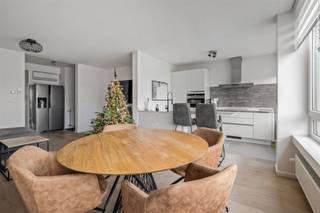 Situation centrale le long de la très animée Lambrechtshoekenlaan avec des magasins et des transports en commun devant la porte et un accès facile...