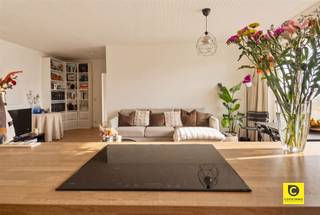 <p><span>Lichtrijk appartement met panoramisch skyline-zicht in Berchem</span></p><p><span>Wonen met de stad aan uw voeten? Op de tiende verdieping van een uitstekend onderhouden gebouw aan de begeerde, residentiële Fruithoflaan, vindt u dit instapklare en energiezuinige appartement. Met twee slaapkamer en een uitzicht dat nooit verveelt, biedt dit pand de perfecte balans tussen rus en stedelijke bereikbaarheid. U woont hier in een rustige buurt met winkels, scholen, sportfaciliteiten en openbaar vervoer op amper 350 meter wandelen. Dankzij de uitstekende verbinding met de belangrijkste invalswegen bent u altijd vlot op weg. Kortom: rustig wonen met alle troeven van de stad binnen handbereik.</span></p><p><span> </span></p><p><span>Licht overgoten leefruimte en open keuken</span></p><p><span>Bij binnenkomst wordt u direct verwelkomd door een zee van licht. De open leefruimte profiteert optimaal van de grote raampartijen, wat zorgt voor een ruimtelijk en luchtig gevoel. De strakke, volledig uitgeruste keuken is een droom voor elke hobbykok: niet alleen een visuele eyecatcher, maar ook uiterst functioneel dankzij het grote werkblad en de kwalitatieve inbouwtoestellen.</span></p><p><span> </span></p><p><span>Comfort en rust</span></p><p><span>Aan de achterzijde bieden de twee slaapkamers (ca. 12 m² en 10 m²) een rustig toevluchtsoord, beide smaakvol afgewerkt met een mooie parketvloer. De moderne badkamer is voorzien van een stijlvol wastafelmeubel en een comfortabele inloopdouche. In de badkamer is ook een handige nis voorzien voor een wasmachine en droogkast. Het aparte toilet in de hal verhoogt het dagelijkse gebruiksgemak.</span></p><p><span> </span></p><p><span>Het ultieme buitenleven: terras met skyline-view</span></p><p><span>Het absolute pronkstuk van dit appartement is zonder twijfel het riante, oostgerichte terras van ca. 17 m². Hier geniet u in alle rust van uw koffie met een prachtig groen zicht over het park en een uniek panoramisch uitzicht op de iconische skyline van Antwerpen.</span></p><p><span> </span></p><p><span>Extra troeven:</span></p><p><span>- Elektriciteit is volledig conform (AREI).</span></p><p><span>- Panoramisch zicht op de stad én het groen.</span></p><p><span>- Groot oostgericht terras van ca. 17 m².</span></p><p><span>- Energiezuinig wonen met een gunstig EPC-label B.</span></p><p><span>- Inclusief private kelder en gemeenschappelijke fietsenberging.</span></p><p><span> </span></p><p><span>Bent u klaar om te genieten van dit fenomenale uitzicht? Plan snel uw bezoek en laat u verrassen door de ruimte en het licht!</span></p>