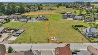 <p>In het landelijke Outer bieden wij <strong>Lot 4</strong> aan, een mooi perceel bouwgrond van <strong>500 m²</strong> voor het oprichten van een <strong>halfopen eengezinswoning</strong>. Het centrum van Ninove bereikt men op enkele minuten rijden. De bouwzone bedraagt ca. <strong>7 m breed x 15 m diep</strong>. Er zijn maximaal <strong>3 bovengrondse bouwlagen</strong> toegestaan, waarbij de derde bouwlaag zich binnen het volume van een hellend dak dient te bevinden. De maximale kroonlijsthoogte bedraagt <strong>6 m</strong> en de nokhoogte maximaal <strong>10 m</strong>. Zowel een hellend als een gedeeltelijk of volledig plat dak is toegelaten. Een kelder is niet toegestaan.</p><p>De woningen binnen deze verkaveling dienen uitgevoerd te worden als <strong>paalwoningen</strong> in functie van overstromingsveilig bouwen. Er geldt een hoogte van <strong>1 m tussen maaiveld en onderzijde van de vloerplaat</strong>. Verder dienen per woning <strong>2 parkeerplaatsen en 2 fietsenstallingen</strong> voorzien te worden. De oprit mag maximaal <strong>4,50 m breed</strong> zijn en wordt uitgevoerd in waterdoorlatende verharding. De voortuin dient voor minstens <strong>50% groen</strong> te blijven. <strong>Mogelijkheid voor aankoop meerder percelen!</strong></p><p>Een aantrekkelijk perceel met duidelijke bouwmogelijkheden in een landelijke woonomgeving. Koper staat in voor de landmeet -en uitpalingskosten alsook verkavelingsaktekosten.(1803 euro inclusief btw)</p>