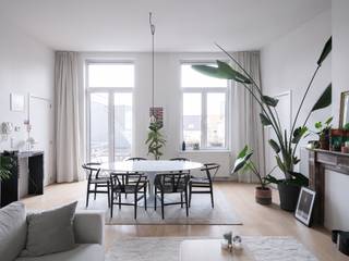 <strong>Opportuniteit! Gent Centrum. Ruim 2slpk appartement met aangenaam terras op een toplocatie.</strong><br /><br />Voor meer informatie, mail naar info@carloeggermont.be<br /><br />Dit appartement is gelegen in één van de meest aangename straten van het Gentse centrum: de Kortedagsteeg. Op slechts 5 minuten wandelen van de Kouter, de Krook, het Zuidpark… Werkelijk alles in de directe nabijheid: winkels, restaurants, cultuur… en toch rustig wonen!<br />Achter de gevel van dit karaktervol pand met authentieke gevel vinden we dit ruim en karaktervol appartement (135m2 bvo) met een gunstige EPC-score 188. <br /><br />Wonen in een klein beheer waar authenticiteit en hedendaags comfort perfect werden gecombineerd. Het appartement omvat naast de oppervlakte ook een bijzonder aangename ruimtelijkheid met o.a. hoge plafonds, originele sierschouwen, parketvloeren…<br /><br />Een brede trap brengt ons naar de tweede verdieping waar we het appartement betreden langs een inkomhal die ons leidt naar een lichtrijke leefruimte met eetplaats die alsook toegang biedt tot het eerste terras. Een prachtige schouw, mooie parketvloer, hoge plafonds… zijn slechts enkele zaken die deze ruimte vormgeven.<br /><br />Aansluitend vinden we de keuken met ruimte voor een ontbijthoek met achterliggend een berging die toegang geeft tot een aangenaam tweede terras. Aansluitend aan de leefruimte vinden we een eerste praktische bergruimte.<br /><br />Een nachthal brengt ons naar de voorzijde van het appartement waar we twee volwaardige slaapkamers vinden. Ook hier hebben we mooie parketvloeren, authentieke schouw, hoge plafonds, lichtinval… Verder hebben we nog een karaktervolle badkamer met douche, toilet, vrijstaand bad en dubbele wastafel. Als extra vinden we nog gekoppeld aan de inkomhal een ruime technische/wasberging.<br /><br /><u>Kortom, ideaal voor wie op zoek is naar een appartement op een toplocatie met ruimtelijkheid, een aangename lichtinval, karakter en belang hecht aan buitenruimte.</u><br /><br />Privatieve kelderberging inbegrepen.<br />