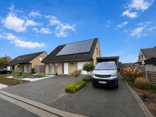Ontdek deze lichtrijke, ruime en instapklare woning in een rustige buurt van Roeselare.Indeling:Gelijkvloers: inkom, zeer ruime leefruimte, volledig...