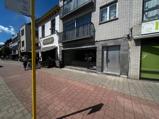 Centraal gelegen handelspand in het centrum van Westmalle. Het pand heeft een oppervlakte van ca 81 m2 met aansluitend een tuin van ca 112m2. Het is opgedeeld in een grote lichtrijke ruimte met etalage over de hele breedte van het pand, apart bureelruimte met uitzicht op tuin, kitchenette en sanitaire ruimte.<br />Onmiddellijk beschikbaar