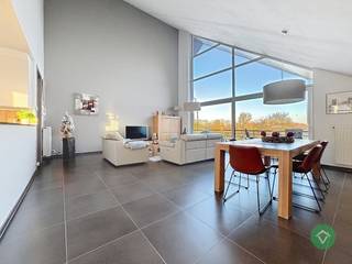 In het pittoreske dorpje Koekelare, gelegen in West-Vlaanderen, is een prachtig appartement te huur dat zich onderscheidt van de rest. Dit dakappartement biedt een unieke woonervaring.<br /><br />Het appartement is ruim en licht, met een open plattegrond die perfect is voor het ontvangen van gasten of gewoon om te ontspannen. De grote ramen zorgen voor een overvloed aan natuurlijk licht en bieden een prachtig uitzicht.<br /><br />Bewoners kunnen genieten van het buitenleven op hun eigen 3 terrassen. <br /><br />Dankzij de centrale ligging te Koekelare, zijn alle voorzieningen binnen handbereik. Winkels, restaurants en recreatieve activiteiten zijn allemaal op korte afstand te vinden, waardoor het leven in deze villa-appartement zowel gemakkelijk als aangenaam is.<br /><br />Kortom, dit dakappartement in Koekelare is een unieke kans voor wie op zoek is naar een bijzondere woonervaring. Met zijn ruime interieur, prachtig uitzicht en rustige omgeving, is het de perfecte plek om thuis te komen.<br /><br />Dit ruim instapklaar appartement bestaat uit: lift - inkomhal - grote living met aansluitend terras - keuken met aansluitend terras - afzonderlijk toilet - berging - wasplaats - nachthal - 2 slaapkamers waarvan 1 voorzien van een ruim terras - badkamer - dubbele garage. <br /><br />Vrij 1/03/2026. Huurprijs 1000 €/mnd (exclusief 100 €/mnd syndickosten).