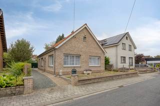 immo DAVID stelt voor: Charmante viergevelwoning aan het einde van doodlopende straat in Zellik. Bent u op zoek naar een woning met ruimte, uitbreidingsmogelijkheden, een vlotte bereikbaarheid én een rustige ligging? Dan is deze doorheen de jaren gerenoveerde woning in Zellik zeker een bezoek waard. <br />Via de inkomhal van 6 m² komt u in de ruime woonkamer van 27 m². Dankzij de vele raampartijen geniet deze leefruimte van een aangename natuurlijke lichtinval. De woonkamer sluit naadloos aan op de keuken van 14 m². Naast de keuken bevindt zich de badkamer van 6 m². Aansluitend vinden we een wasplaats van 10 m², evenals de slaapkamer van 14 m². De slaapkamer geeft vervolgens toegang tot een bureauruimte van 12 m² die bovendien kan worden omgevormd tot een dressing of extra slaapkamer. Een absolute troef van deze woning is de ruime zolderverdieping van maar liefst 40 m². Deze verdieping is bereikbaar via een vaste trap vanuit de inkomhal. Deze volledig inrichtbare zolder kan worden omgevormd tot twee volwaardige kamers. Daarnaast beschikt de woning over een garage met oprit. De woning bevindt zich aan het einde van een doodlopende straat, waardoor u geniet van een verkeersluwe en kindvriendelijke omgeving. Tegelijkertijd zijn de belangrijkste voorzieningen vlot bereikbaar: het station van Zellik en de Brusselse Ring bevinden zich op 900 meter, terwijl scholen en winkels op slechts 500 meter gelegen zijn. Zeker een bezoek waard!