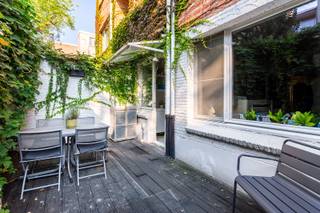 Bezoek dit charmant en karaktervol appartement met terras op zaterdag 13/12 tussen 10u en 12u. Op het bruisende Zuid vind je dit ruim charmante gelijkvloers appartement — een plek waar karakter en comfort mooi samenkomen. Bij het binnenkomen valt meteen het ruime leefgedeelte op, met plaats voor een gezellige zithoek én eetkamer. De parketvloer, originele schouw en karakteristieke elementen zorgen voor een warme en huiselijke sfeer. Aan de voorzijde ligt een extra kamer, ideaal als bureau, kinderkamer of logeerplek. Achteraan bevindt zich de grote keuken, praktisch ingericht en met rechtstreekse toegang tot een gezellig, groen terras — perfect om even te ontspannen in openlucht. De badkamer is uitgerust met een inloopdouche en wastafel. Tot slot is er een ruime slaapkamer met zicht op de buitenruimte. Kortom, een appartement met karakter, goede indeling en een toplocatie op het Zuid — ideaal voor wie houdt van het stadsleven met een vleugje charme. Epc: 234 kWh/m2, P-score: D, G-score: D, Stedenbouwkundige info in aanvraag